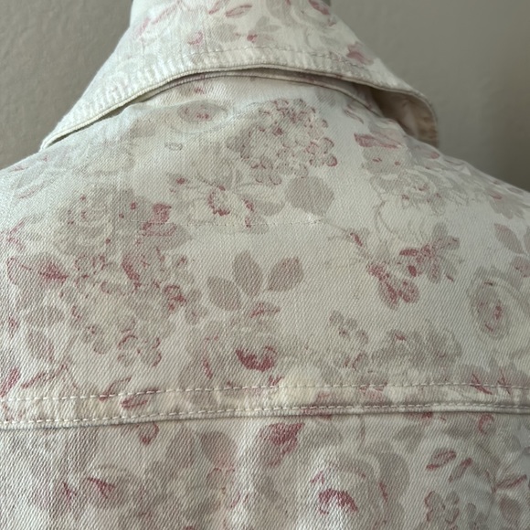 Like new jacket. It is a soft "jean jacket" style. The sleeves are 3/4 flared. - Picture 6 of 9